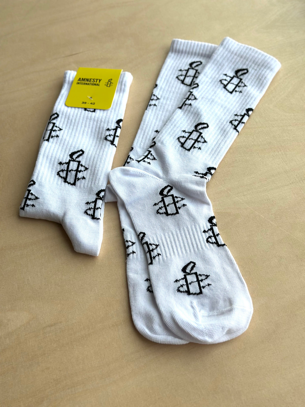 Strømper med Amnesty logo
